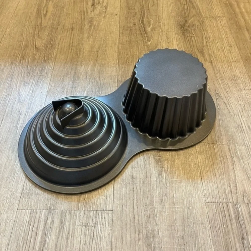 Wilton Giant Cupcake Mold Baking Dish Pan NWOT